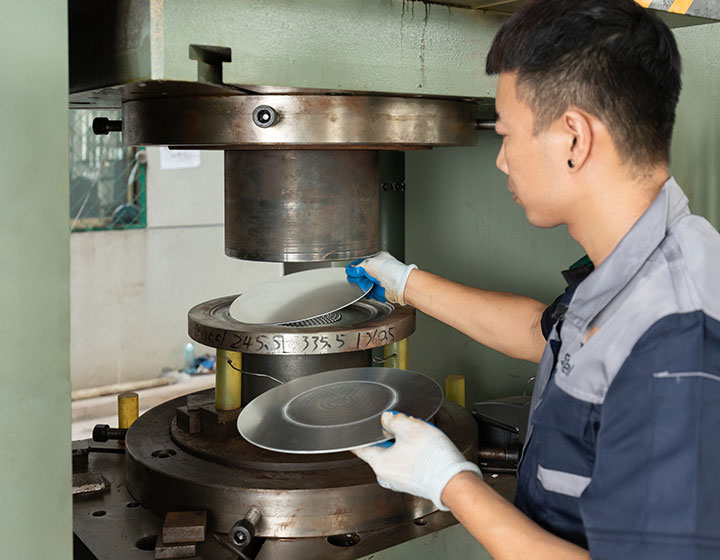 403 stainless steel film is firmly pressed at the bottom of the cookware