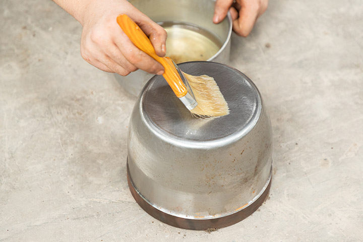 worker conducts oil coating